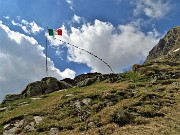 81 Al rif. Balicco sventola il tricolore con tanti fiori sui pascoli